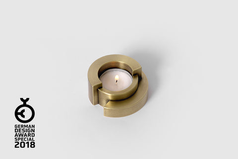 CIRCULAR tea light holder <br><i>aged brass finish</i>